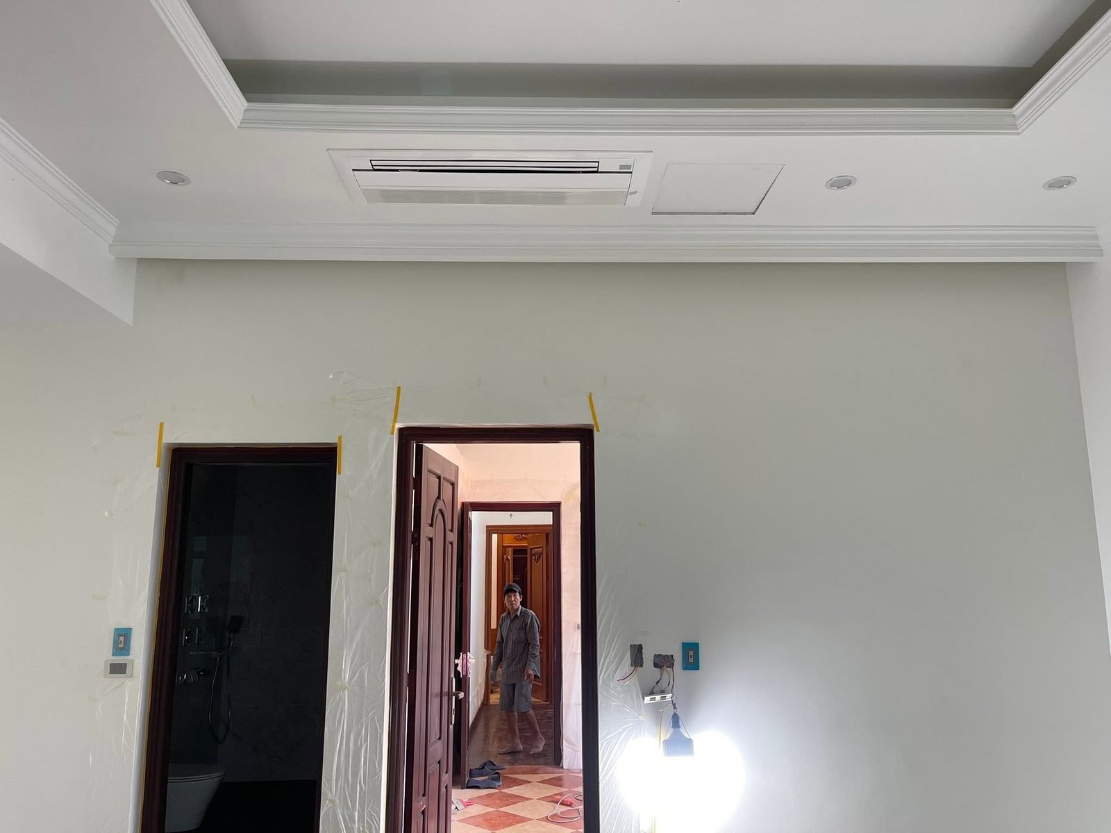 Cửa gió cấp khe hẹp và cửa hồi gió của dàn lạnh giấu trần trong phòng ngủ