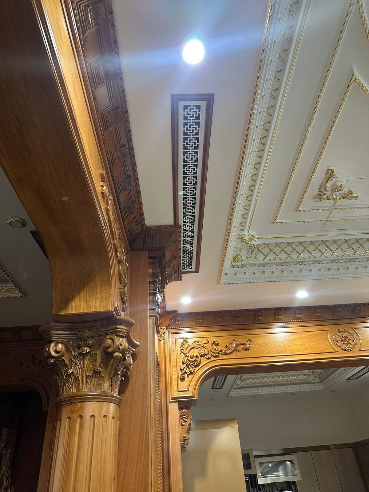 Cửa gió điều hòa hoa văn hài hòa với nội thất gỗ tự nhiên và trần dát vàng