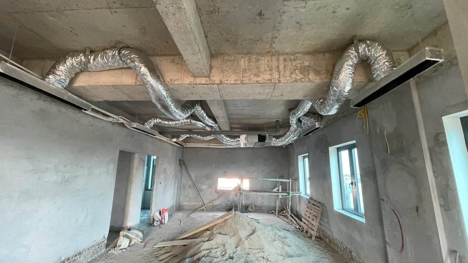 Đi ống gió mềm trên trần bê tông căn hộ trước khi đóng trần thạch cao