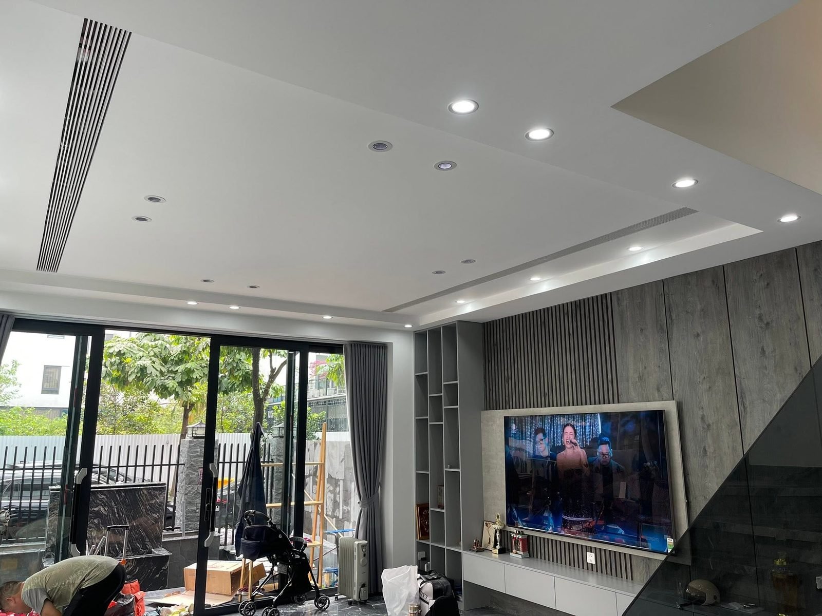 Điều hòa giấu trần cho phòng khách nhà phố hiện đại với cửa gió khe hẹp