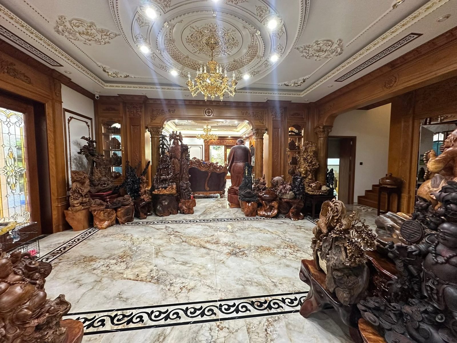 Phòng khách biệt thự tân cổ điển sử dụng điều hòa giấu trần, không thấy dàn lạnh